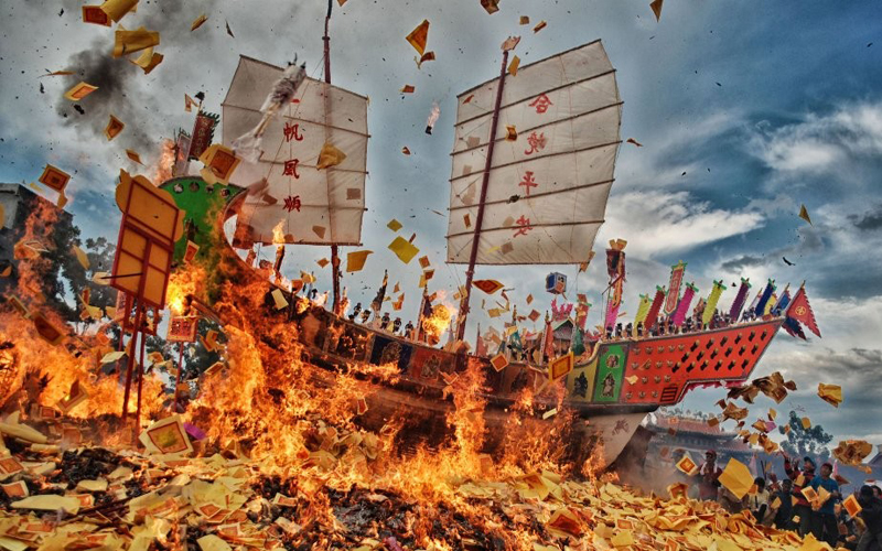 Ribuan Wisman Saksikan Ritual Bakar Tongkang