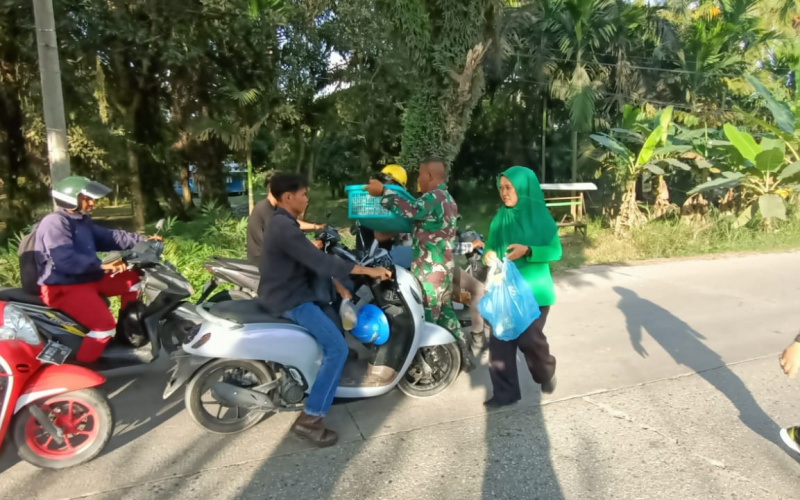 Bersama Persit Ranting IV, Koramil 03 Bagi-bagi Takjil Kepada Masyarakat