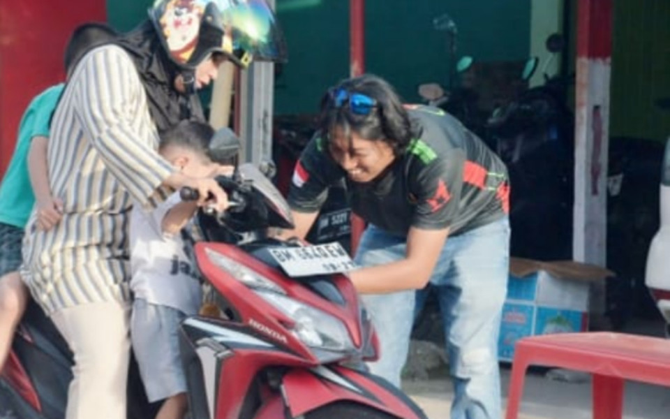 Relawan DJB Berbagi Takjil di Sekretariat Kelurahan Tanjung Palas