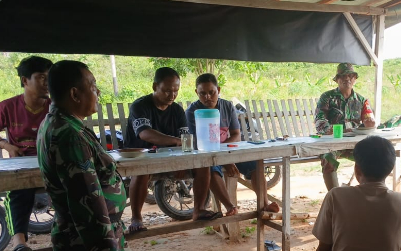 Babinsa Tiga Kelurahan di Dumai Kompak Sosialisasikan Bahaya Karhutla