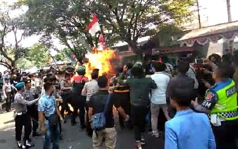 Kasus Pembakaran Anggota Polisi Saat Amankan Demonstrasi, Jas Merah Jadi Alat Bukti