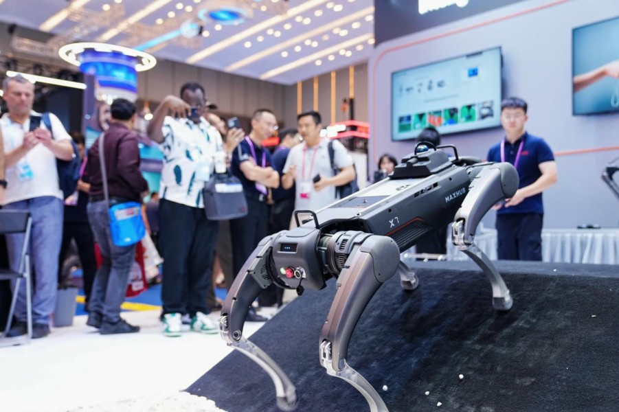 CVTE Robot Products Make Collective Debut at Canton Fair
