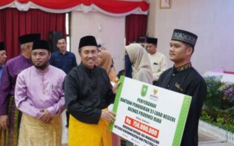 Gubernur Riau Serahkan Bantuan Beasiswa S1 Luar Negeri Kepada 100 Mahasiswa