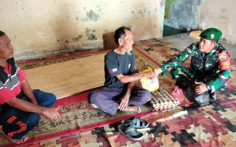 Babinsa Koramil 01 Komunikasi Sosial, Serahkan Bantuan Kepada Warga