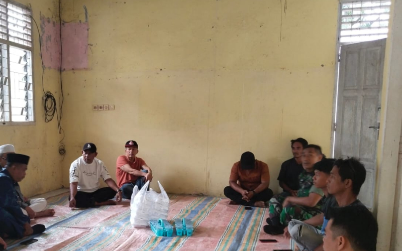 Bersama Masyarakat, Babinsa dari Koramil 03 Komunikasi Sosial di Kantor Lurah