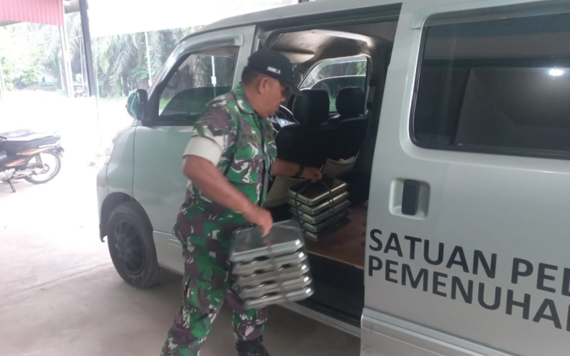 TNI Bersama BGN Salurkan Makanan Bergizi Gratis, Ribuan Siswa Dumai Antusias