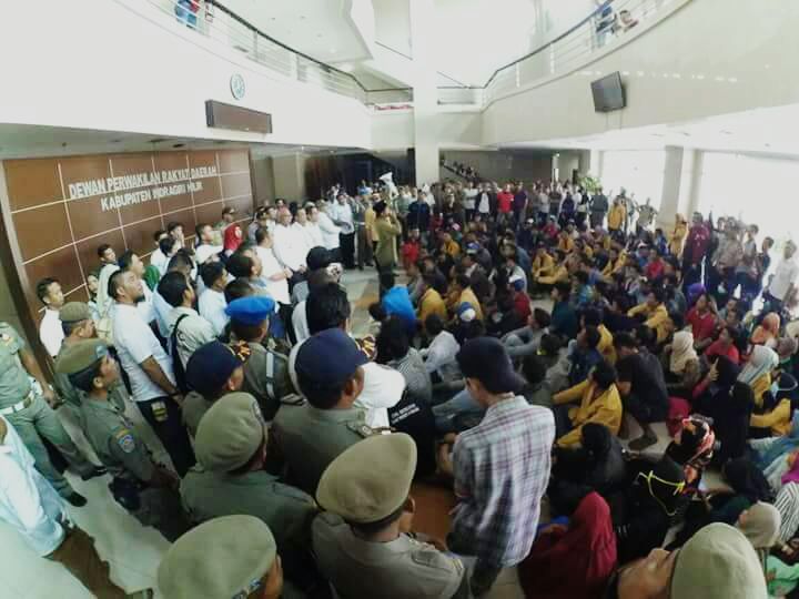 Duduki Kantor DPRD Inhil, Massa Aksi Lakukan Sidang Rakyat Dan Sampaikan 3 Tuntutan