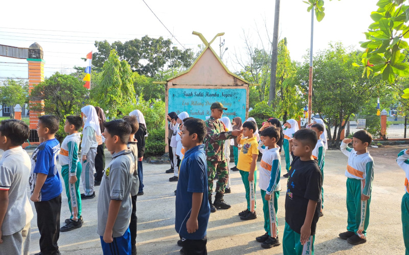 Koramil 01 Latihan PBB kepada Siswa-siswi SDN Binsus