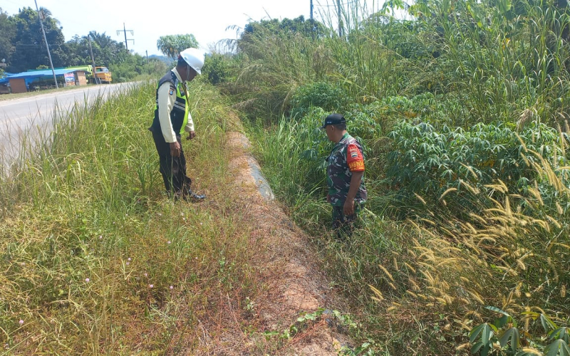 Babinsa Koramil 02 Bukit Kapur Rutin Patroli Keamanan