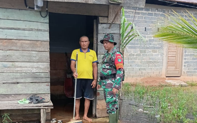 Antisipasi Banjir, Babinsa Pelintung Laksanakan Patroli dan Pemantauan Wilayah