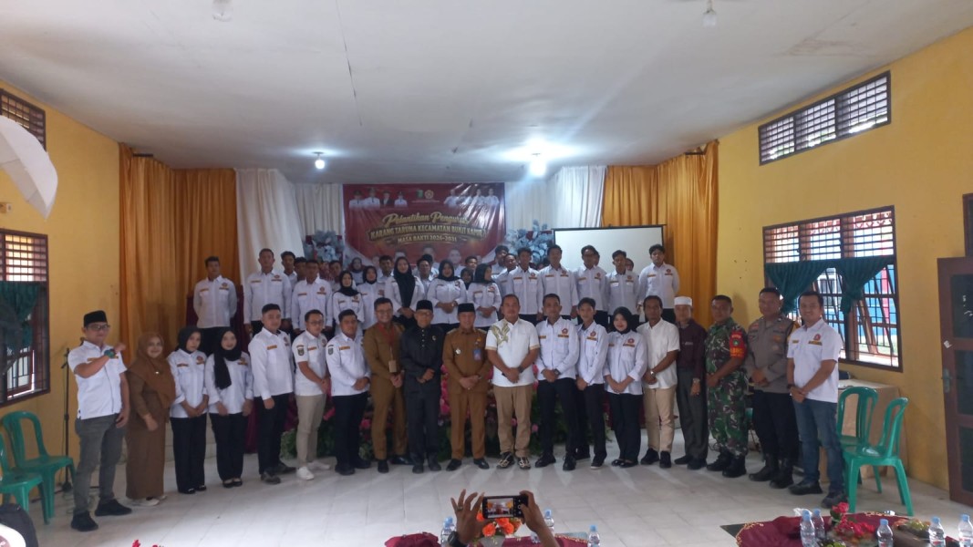 Babinsa Kodim 0320/Dumai Jaga Sinergi dengan Pemuda di Pelantikan Karang Taruna Bukit Kapur