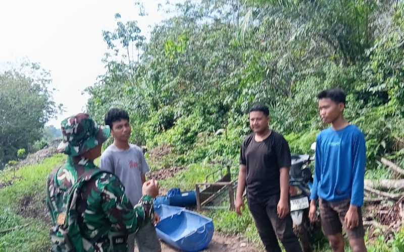 Antisipasi Kebakaran Lahan, Babinsa Kodim 0320/Dumai Laksanakan Patroli Karhutla