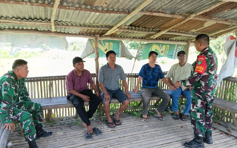 Babinsa Teluk Makmur Gencarkan Patroli dan Sosialisasi Cegah Karhutla di Medang Kampai