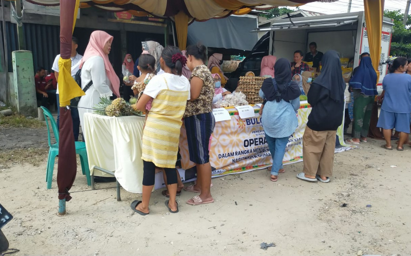 Babinsa Bagan Besar Timur Pantau Giat Pasar Murah di Jalan Sukarno Hatta