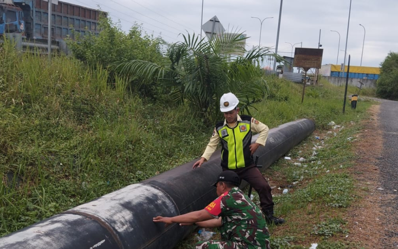 Babinsa Koramil 02 dan Security Perusahaan Imbau Warga Tidak Bangun di Atas Zona Pipa