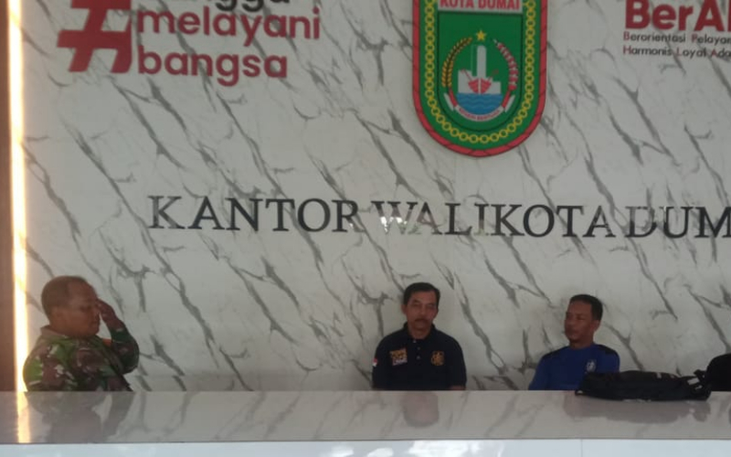 Sertu Sareh Pererat Sinergi dengan Petugas Security di Kantor Walikota Dumai