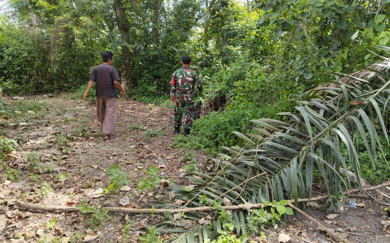 Koramil 02 Bukit Kapur Patri Karhutla di Jalan Akasia