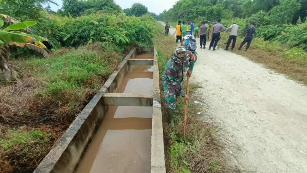 Peringati HUT ke-1 Kodam XIX/Tuanku Tambusai, Kodim Dumai Bersihkan Saluran Air di Sungai Sembilan
