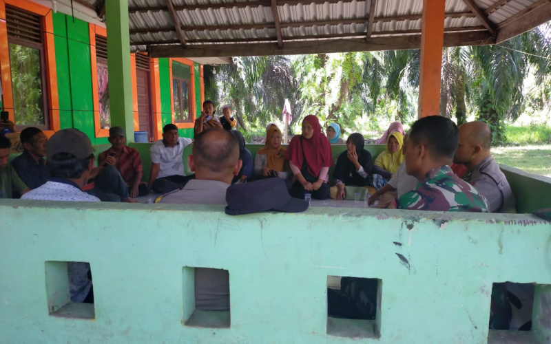 Jaga Ketertiban Lingkungan Sekitar, Babinsa Koramil 03/SS Gelar Komsos