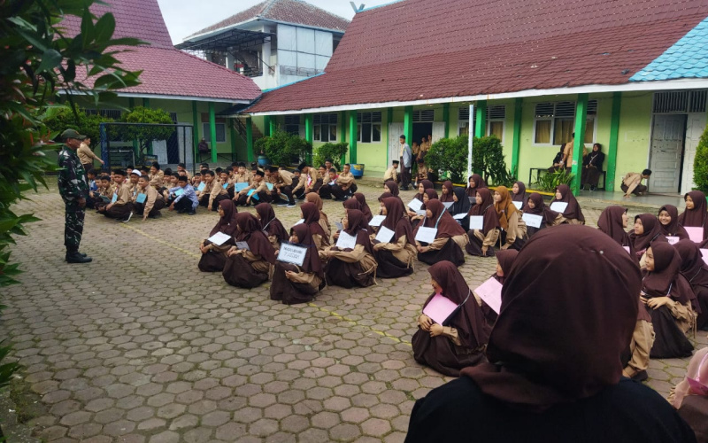 Sertu Abu Kasim Latih PBB ke Siswa-siswi SMPN IT Jamiatul Muslim