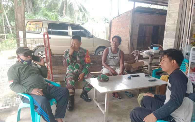 Tingkatkan Keakraban dengan Masyarakat, Babinsa Koramil 03 Gelar Komsos