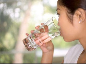 Apakah Benar Perbanyak Minum Air Putih Berdampak Signifikan pada Penurunan Bobot?