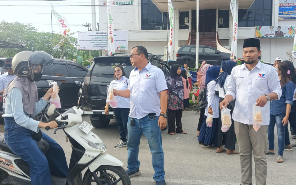 DPC Perindo Dumai Kota Bagikan Takjil kepada Pengguna Jalan
