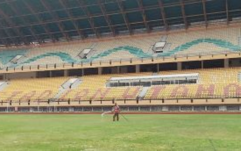 Peremajaan Rumput Stadion Utama Riau