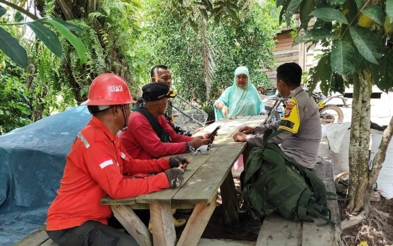 Komsos Babinsa, Bhabinkamtibmas, dan PT SGP Wujudkan Kebersamaan di Batu Teritip