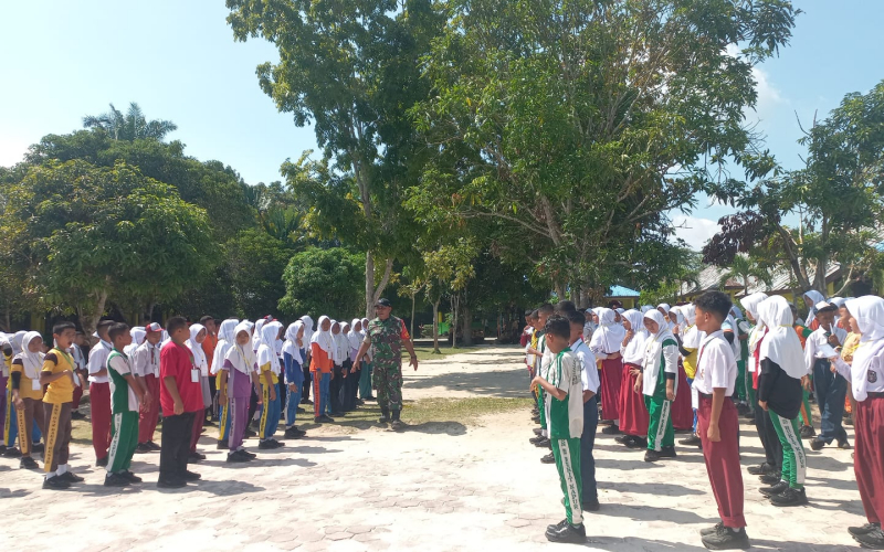 Personel Koramil 02 Laksanakan Pelatihan Baris-berbaris di SMPN 5 Dumai