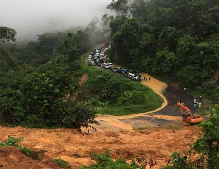 Masih Banyak Mobil Terjebak di Lokasi Longsor Pangkalan Sumbar 