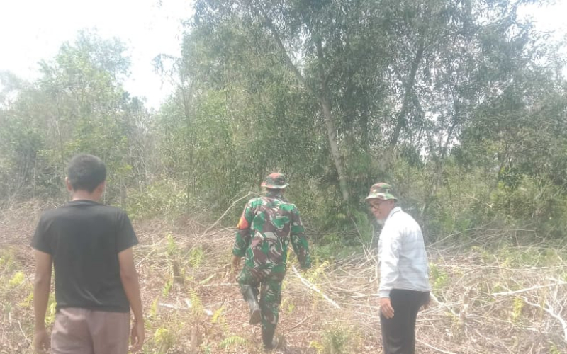 Cegah Kebakaran Hutan, Babinsa Buluh Kasap Sosialisasi Warga