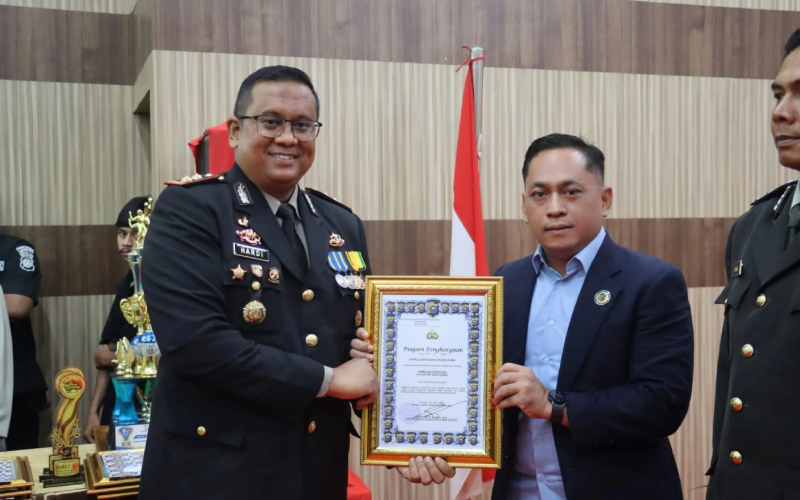 Ketua PWI Dumai Terima Penghargaan dari Polres Dumai di HUT Bhayangkara ke-79