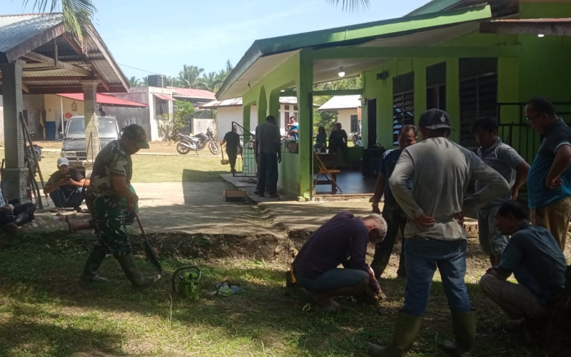 Sambut Idul Adha, Babinsa Bagan Besar Gotong Royong di Masjid Nuruddin