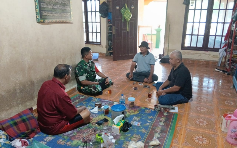 Tingkatkan Kamtibmas, Babinsa Koramil 02 Ajak Tokoh Masyarakat Bersatu Awasi Lingkungan