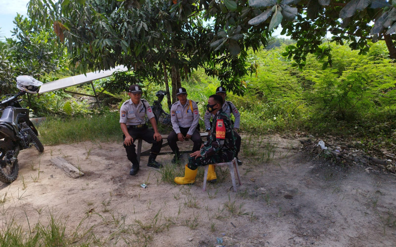 Bersama Warga, Babinsa Koramil 03 SS Gelar Komsos