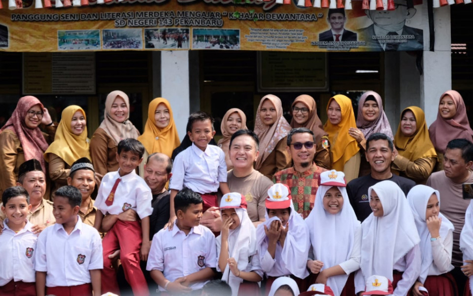 Hardiknas, Kapolda Riau dan Danrem Sambangi SD 143 dan 77