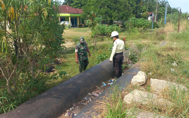Patroli Babinsa Koramil 02 dalam Rangka Memastikan Objek Pipa Minyak Tetap Aman