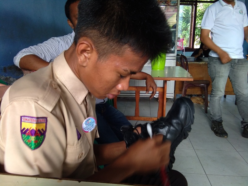 Remaja Korban Gempa ini Semir Sepatu Keliling Demi Lanjutkan Sekolah