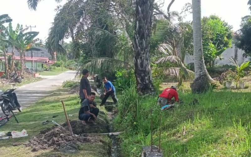 Sertu Sareh Pimpin Gotong Royong Cegah Banjir di Bagan Besar