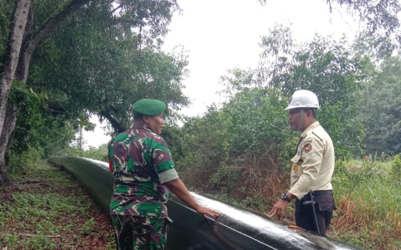 Satuan Koramil 01 Dumai Bersama SKK Migas Patroli Pengamanan Pipa Minyak
