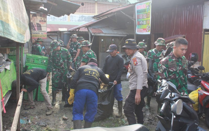 Peringati Hari Juang TNI AD, Kodim 0320/Dumai Gelar Karya Bakti di Pasar BSM dan Pulau Payung