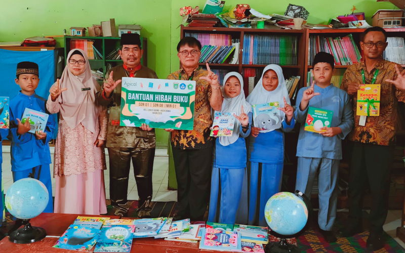 Apical Dumai Salurkan Buku Kepada Tiga Sekolah Dasar di Sekitar Wilayah Operasionalnya