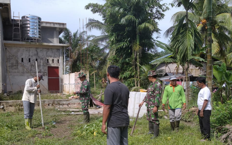 Bentuk Kepedulian Terhadap Lingkungan, Babinsa Koramil 02 Gelar Gotong Royong