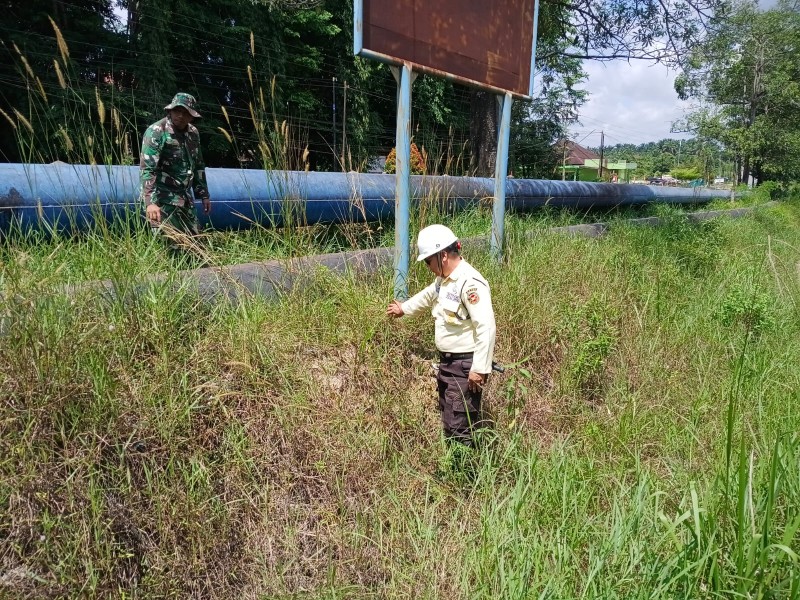 Cegah Gangguan Aset Vital, Babinsa Koramil 01 Dumai Bersama PHR Sasar Jalur Pipa