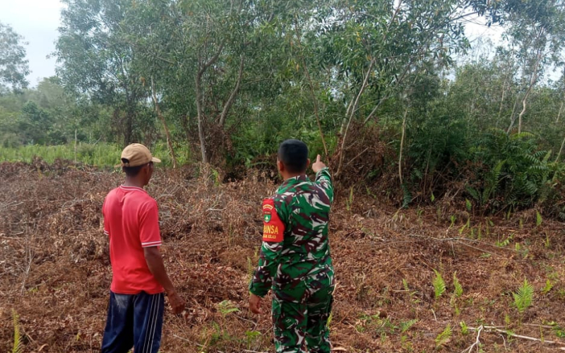 Babinsa Bagan Keladi Tekankan Larangan Bakar Lahan Saat Patroli Karhutla
