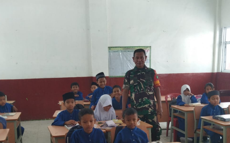 Ribuan Pelajar di Ratu Sima Terima Makanan Bergizi Gratis, Babinsa Turut Dampingi Penyaluran