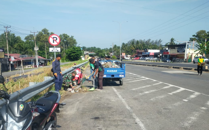 Bersama Warga, Babinsa Sertu Jumat Desmanto Giat Gotong Royong
