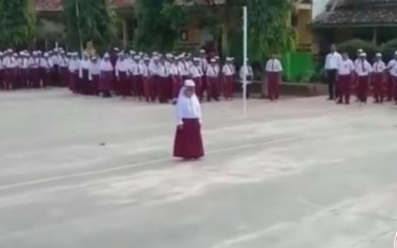 Viral, Siswi SD ini Tuai Banyak Pujian Usai Pimpin Upacara Bendera di Sekolahnya