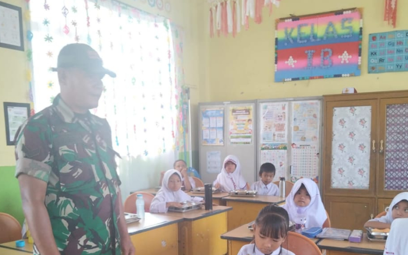 Sertu Agustinus Kawal Distribusi Makanan Bergizi untuk Siswa Dumai